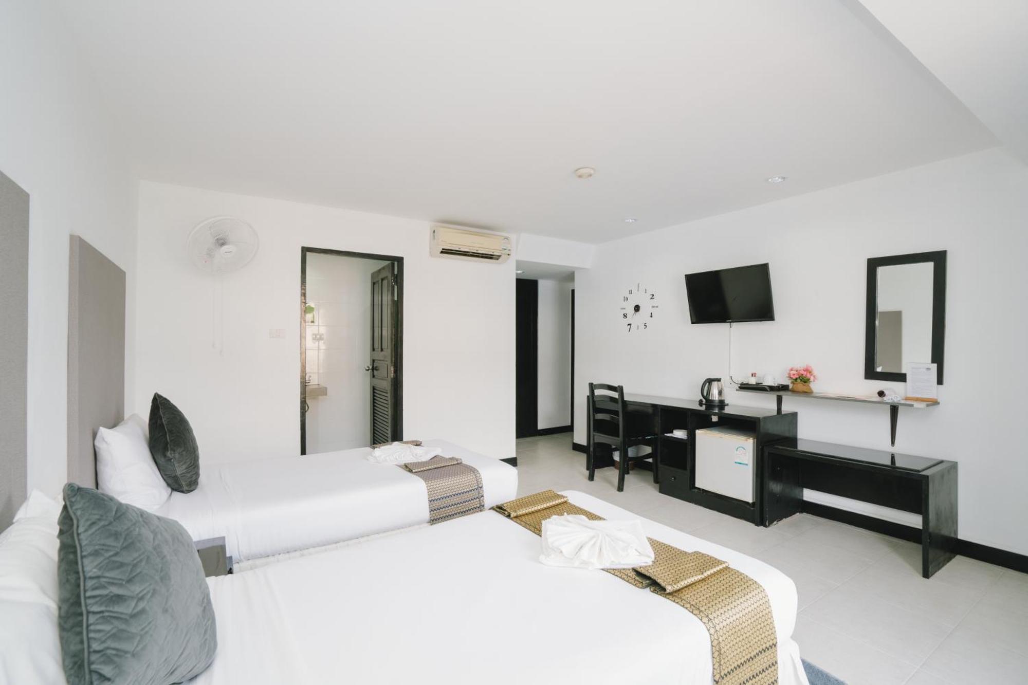 Noble House Patong Hotel Buitenkant foto