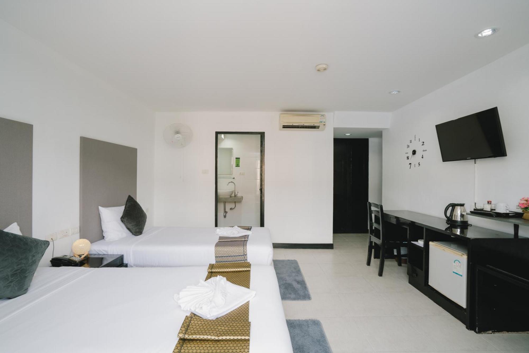 Noble House Patong Hotel Buitenkant foto